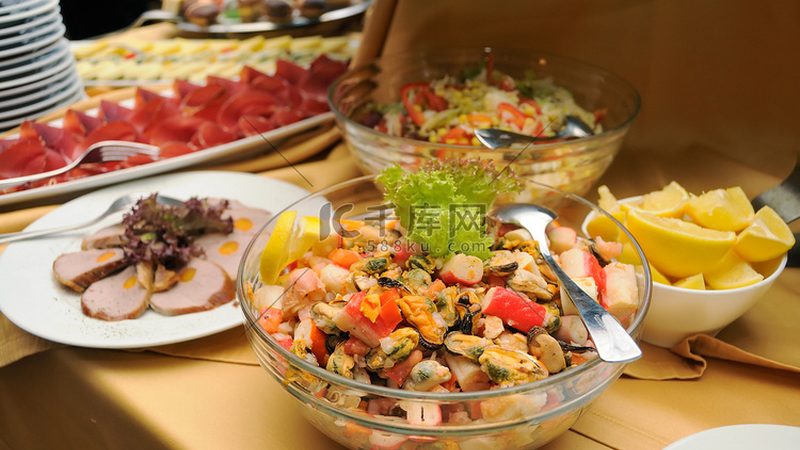 揭秘进口零食批发市场加盟：费用构成与投资分析