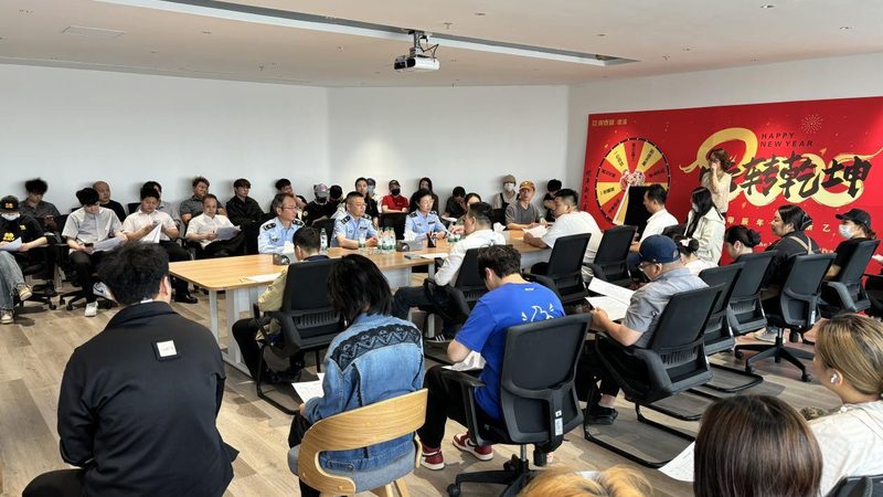 相比于传统的零售渠道，厂家直销渠道具有以下优势：